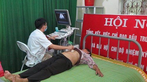 Bệnh viện Hồng Ngọc làm chương trình “Trao vòng tay nhân ái” tại Phú Thọ - ảnh 6