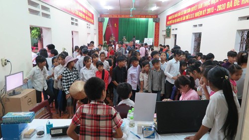 Bệnh viện Hồng Ngọc làm chương trình “Trao vòng tay nhân ái” tại Phú Thọ - ảnh 8