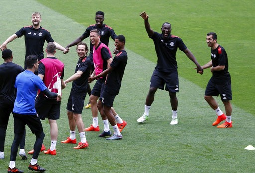 Cầu thủ MU thực hiện luyện bài tập lạ mắt trên sân Benfica - ảnh 10
