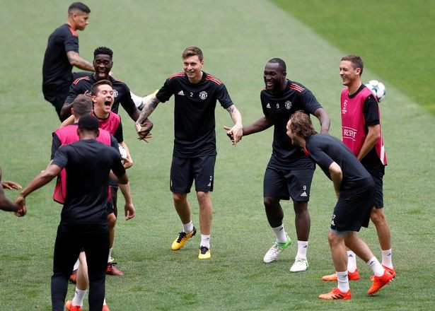 Cầu thủ MU thực hiện luyện bài tập lạ mắt trên sân Benfica - ảnh 12