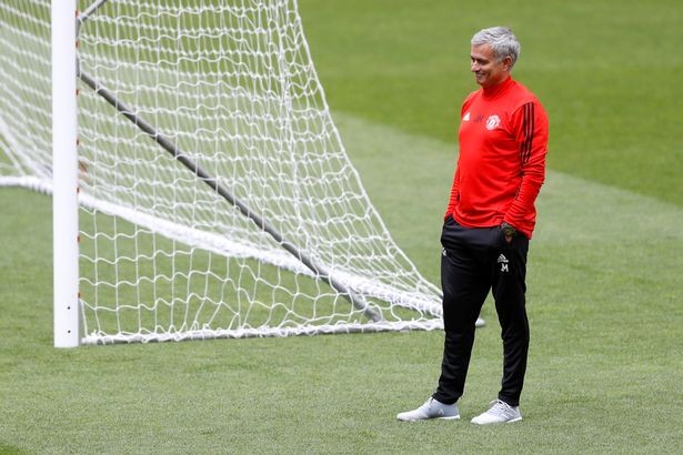Cầu thủ MU thực hiện luyện bài tập lạ mắt trên sân Benfica - ảnh 13
