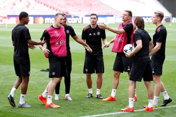 Cầu thủ MU thực hiện luyện bài tập lạ mắt trên sân Benfica - ảnh 14