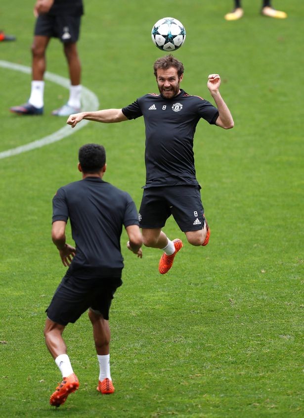 Cầu thủ MU thực hiện luyện bài tập lạ mắt trên sân Benfica - ảnh 15