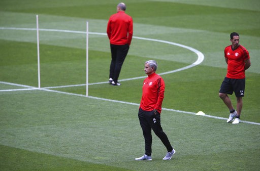 Cầu thủ MU thực hiện luyện bài tập lạ mắt trên sân Benfica - ảnh 1