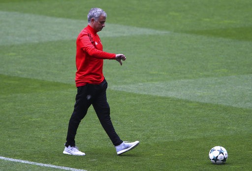 Cầu thủ MU thực hiện luyện bài tập lạ mắt trên sân Benfica - ảnh 2