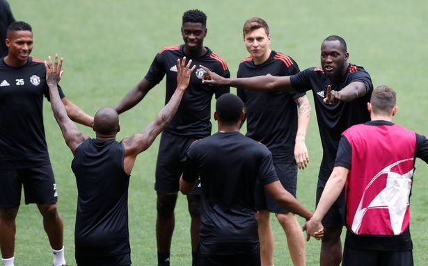 Cầu thủ MU thực hiện luyện bài tập lạ mắt trên sân Benfica - ảnh 7