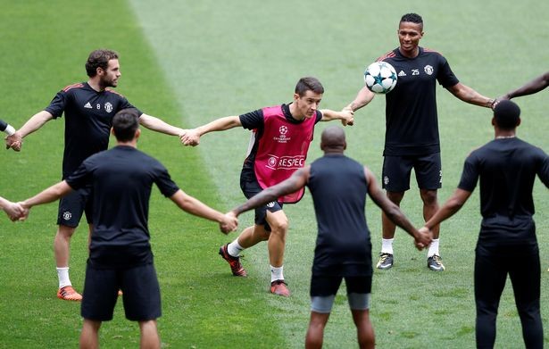 Cầu thủ MU thực hiện luyện bài tập lạ mắt trên sân Benfica - ảnh 8
