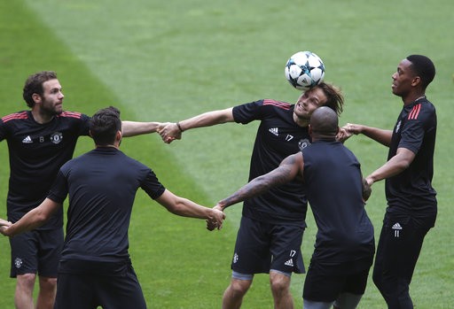 Cầu thủ MU thực hiện luyện bài tập lạ mắt trên sân Benfica - ảnh 9