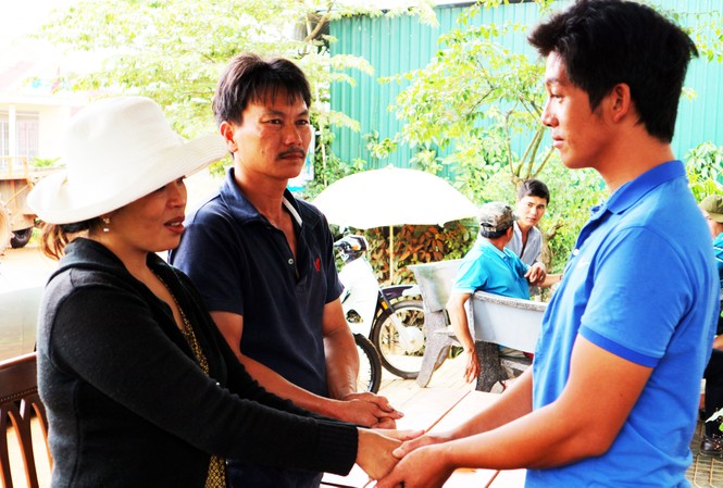 Cứu hai nữ sinh giữa dòng nước dữ - ảnh 1