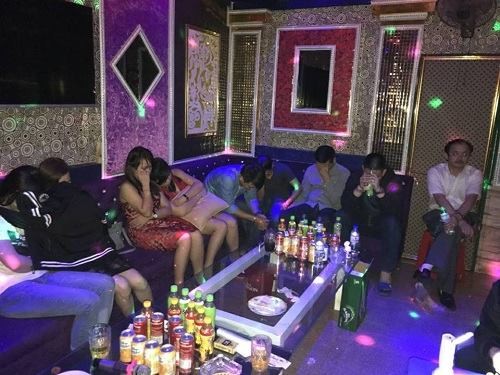 Bảy 'dân chơi' bị bắt khi đang 'phê' ma túy trong quán karaoke - ảnh 1