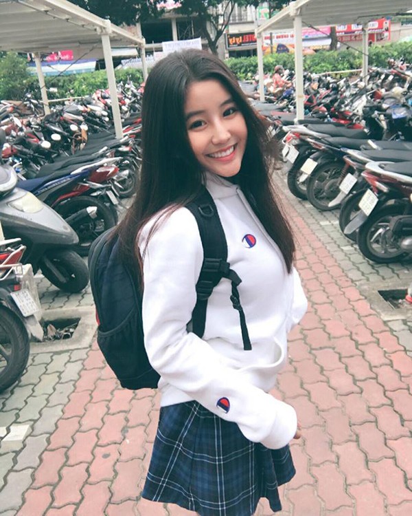 Bức ảnh tạo dáng lực sĩ khiến cô gái trẻ sau một đêm có hàng ngàn lời kết bạn - ảnh 2
