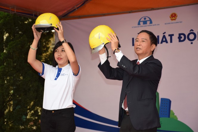 Trao tặng 1.500 mũ bảo hiểm cho trẻ em Yên Bái - ảnh 2