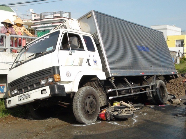 Xe tải tuột dốc cầu tông 2 xe máy, cháu bé 6 tuổi tử vong - ảnh 1