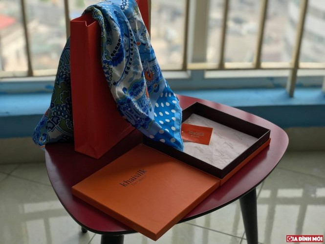 Tận thấy khăn lụa Khải silk giá 1,6 triệu đồng như 'hàng chợ' - ảnh 1
