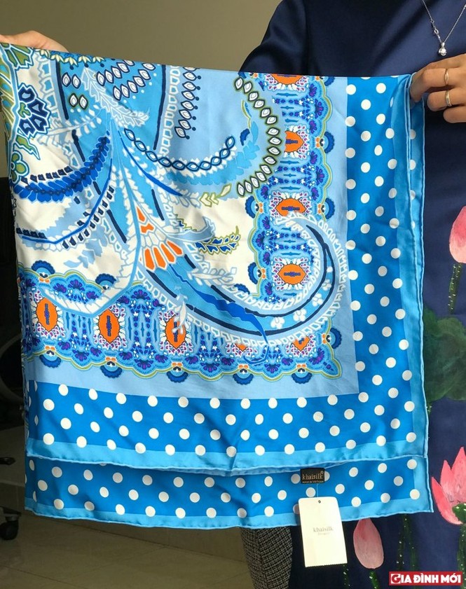 Tận thấy khăn lụa Khải silk giá 1,6 triệu đồng như 'hàng chợ' - ảnh 2