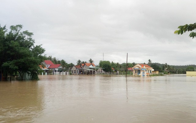 Hồ chứa ở Khánh Hòa xả lũ, phố biến thành sông - ảnh 1