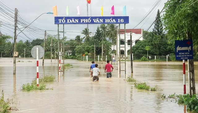 Hồ chứa ở Khánh Hòa xả lũ, phố biến thành sông - ảnh 2