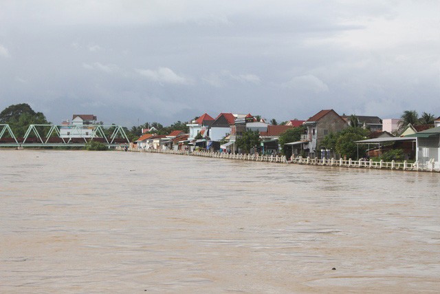 Hồ chứa ở Khánh Hòa xả lũ, phố biến thành sông - ảnh 5