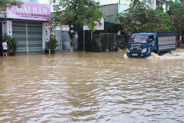 Hồ chứa ở Khánh Hòa xả lũ, phố biến thành sông - ảnh 6