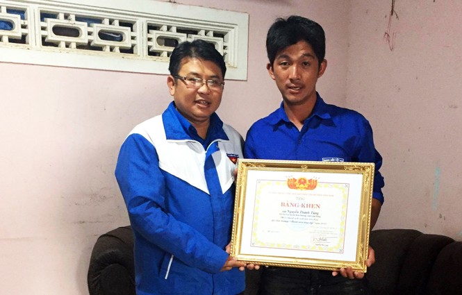 Khen thưởng thanh niên dũng cảm cứu 2 nữ sinh - ảnh 1