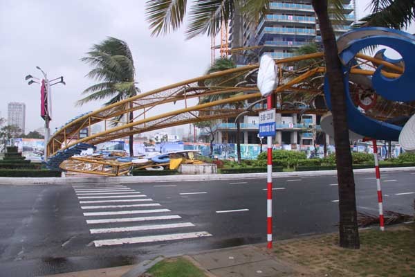 bão quật ngã cổng chào, APEC, gió bão, bão Damrey - ảnh 2