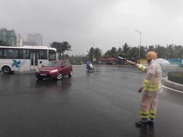 bão quật ngã cổng chào, APEC, gió bão, bão Damrey - ảnh 3