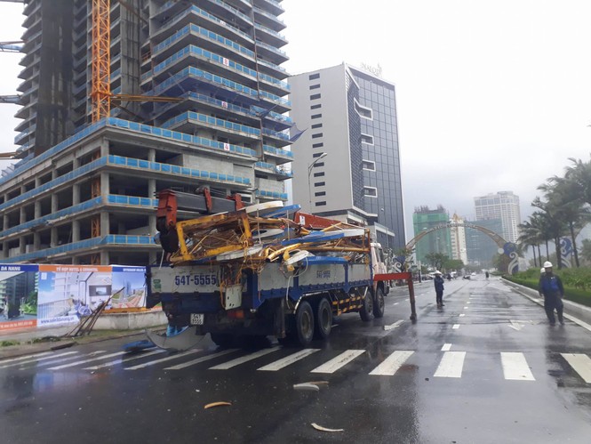 Đà Nẵng dọn dẹp xong cổng chào bị bão Damrey quật gãy - ảnh 4