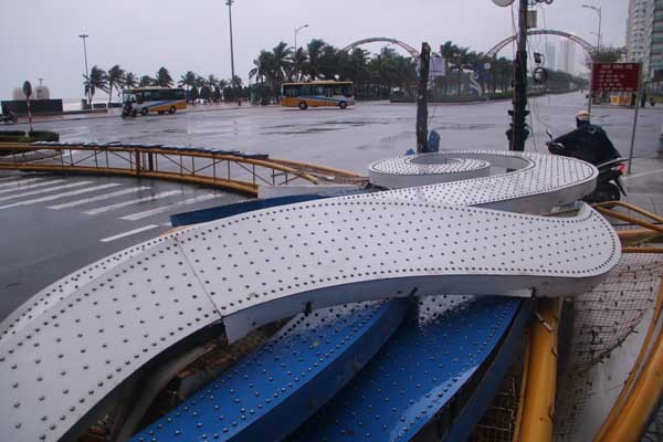 bão quật ngã cổng chào, APEC, gió bão, bão Damrey - ảnh 10