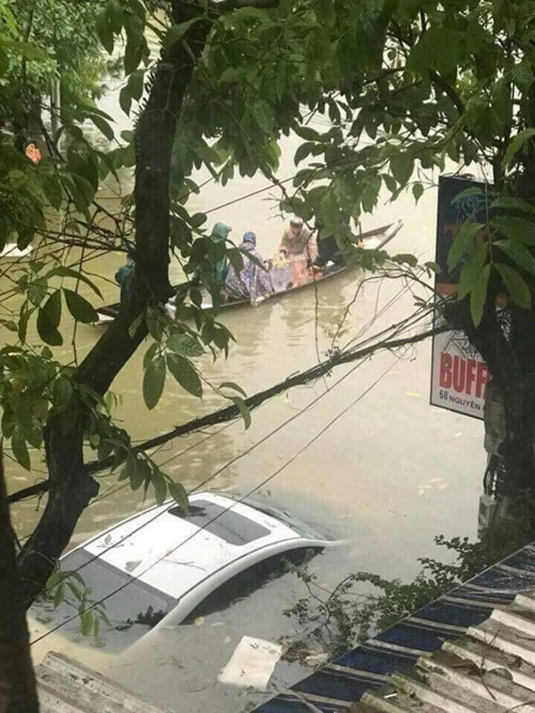 Nghẹn ngào những đám tang vội vàng trong mưa lũ - ảnh 1
