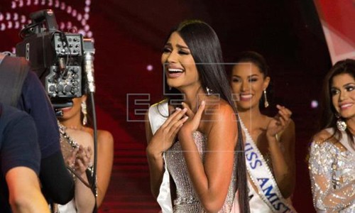 Với số đo 'vàng' 90 - 60 - 90, mỹ nhân này trở thành Hoa hậu Venezuela 2017 - ảnh 1