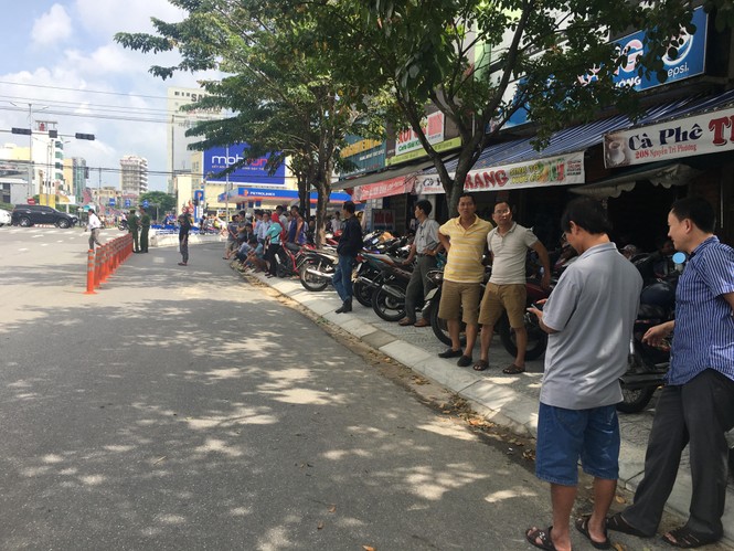 Người dân Đà Nẵng đổ ra đường chờ đón đoàn xe Tổng thống Mỹ - ảnh 1