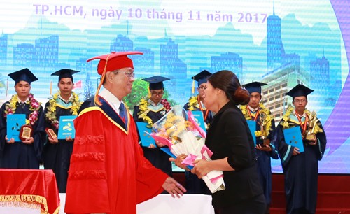 Nhận bằng tốt nghiệp thay con gái đã mất, người mẹ bật khóc - ảnh 1