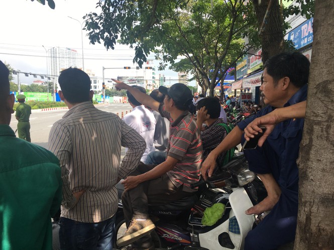 Người dân Đà Nẵng đổ ra đường chờ đón đoàn xe Tổng thống Mỹ - ảnh 2