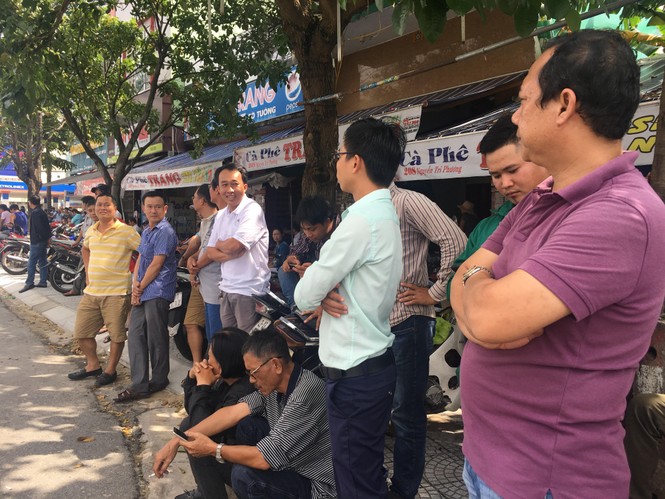 Người dân Đà Nẵng đổ ra đường chờ đón đoàn xe Tổng thống Mỹ - ảnh 3