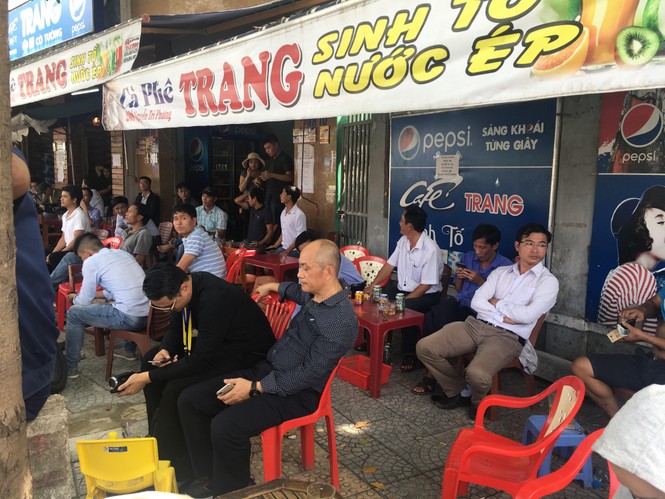 Người dân Đà Nẵng đổ ra đường chờ đón đoàn xe Tổng thống Mỹ - ảnh 4