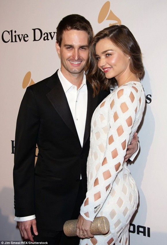 Miranda Kerr mang thai với chồng tỉ phú kém 7 tuổi - ảnh 1