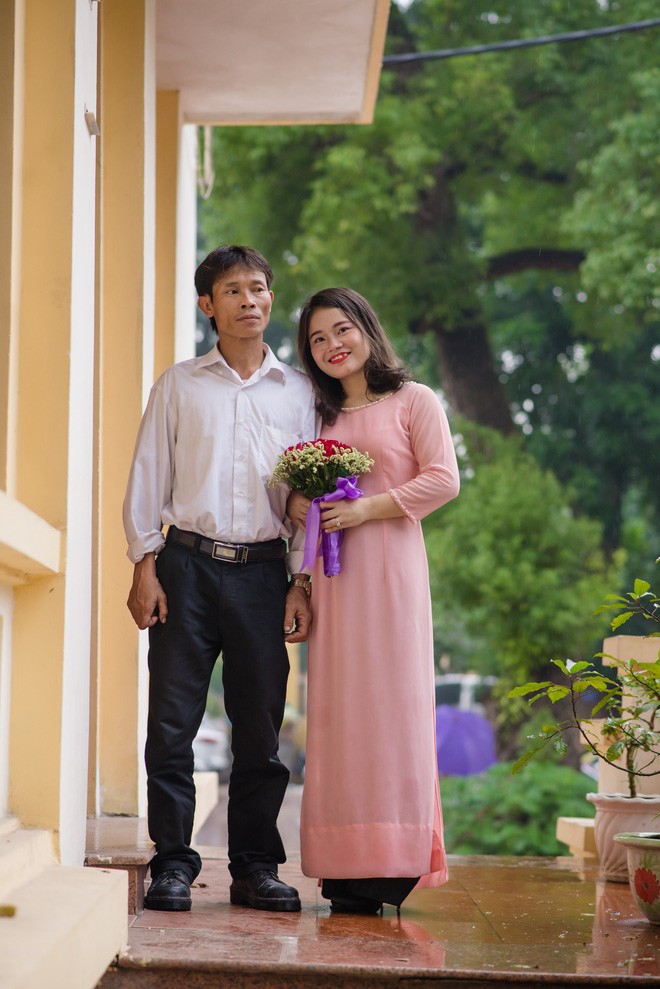 Xúc động bố vượt gần 200km lên Hà Nội chụp kỷ yếu cùng con - ảnh 2