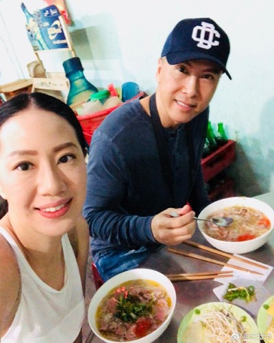 Tài tử 'Diệp Vấn' Chân Tử Đan và vợ đến Việt Nam - ảnh 1