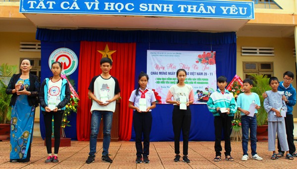 Chia học bổng, để rủ nhau cùng tiến - ảnh 2
