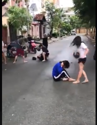 Hai nữ sinh bị đánh dã man giữa đường - ảnh 1