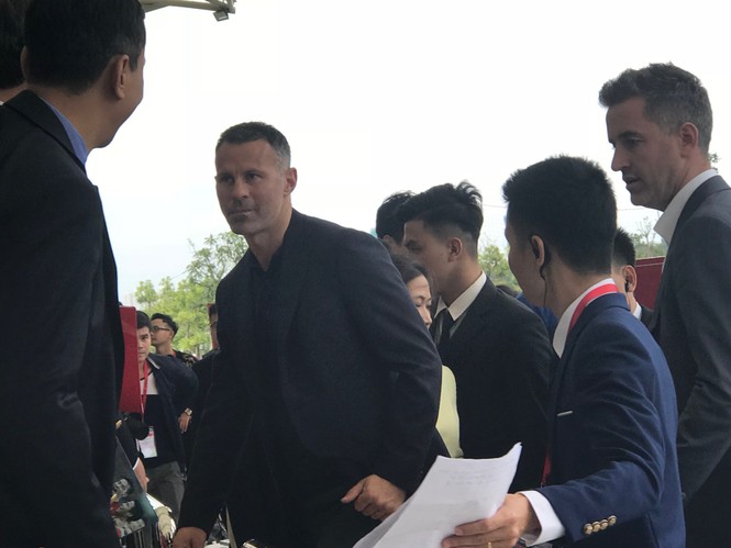 Ryan Giggs và Paul Scholes xuất hiện tại Trung tâm huấn luyện bóng đá trẻ của VinGroup - ảnh 1