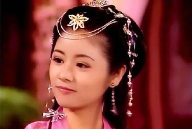 Nhan sắc 'thanh xuân rực lửa' của 8 nữ đại minh tinh Cbiz - ảnh 6