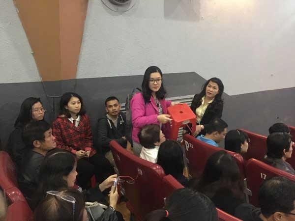 Khán giả chật kín, phải ngồi ghế phụ để xem “Cô Ba Sài Gòn” - ảnh 2