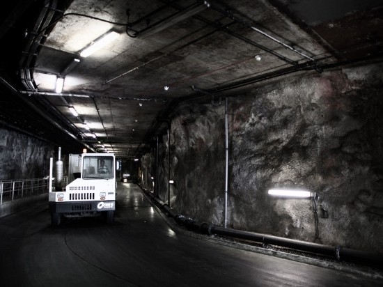 người Hong Kong đào hang dưới lòng đất làm nhà - ảnh 1