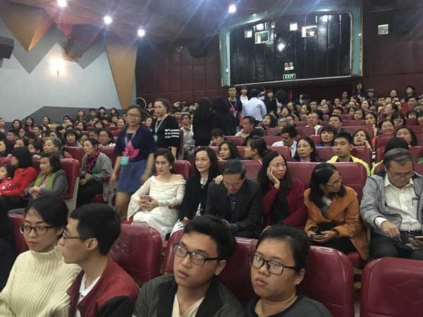 Khán giả chật kín, phải ngồi ghế phụ để xem “Cô Ba Sài Gòn” - ảnh 3