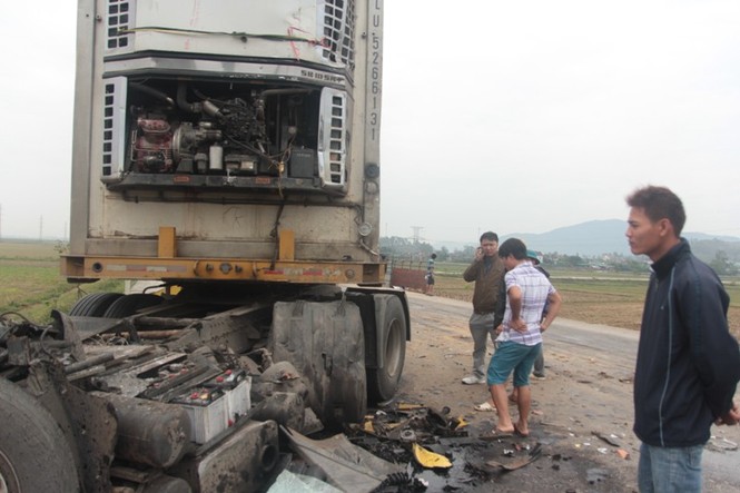 Xe tải đâm nhau gây tai nạn liên hoàn trên đường tránh Vinh - ảnh 2