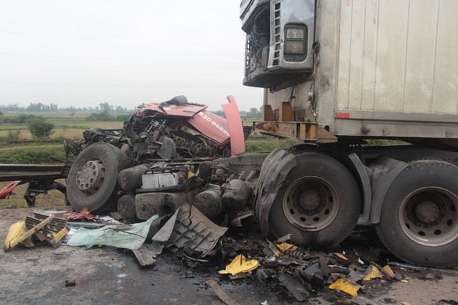 Xe tải đâm nhau gây tai nạn liên hoàn trên đường tránh Vinh - ảnh 3