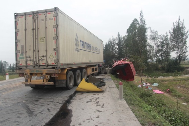 Xe tải đâm nhau gây tai nạn liên hoàn trên đường tránh Vinh - ảnh 4