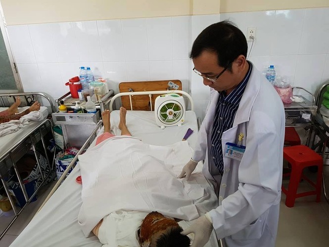 nữ công nhân bị tạt axít - ảnh 1