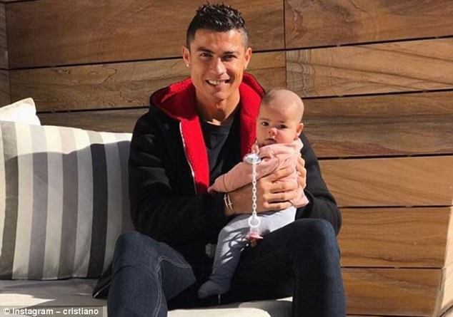 Ronaldo khoe ảnh 'tiểu công chúa' trên mạng xã hội - ảnh 1